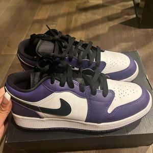Jordan 1 Low Court Purple White
Court Purple/Black and White